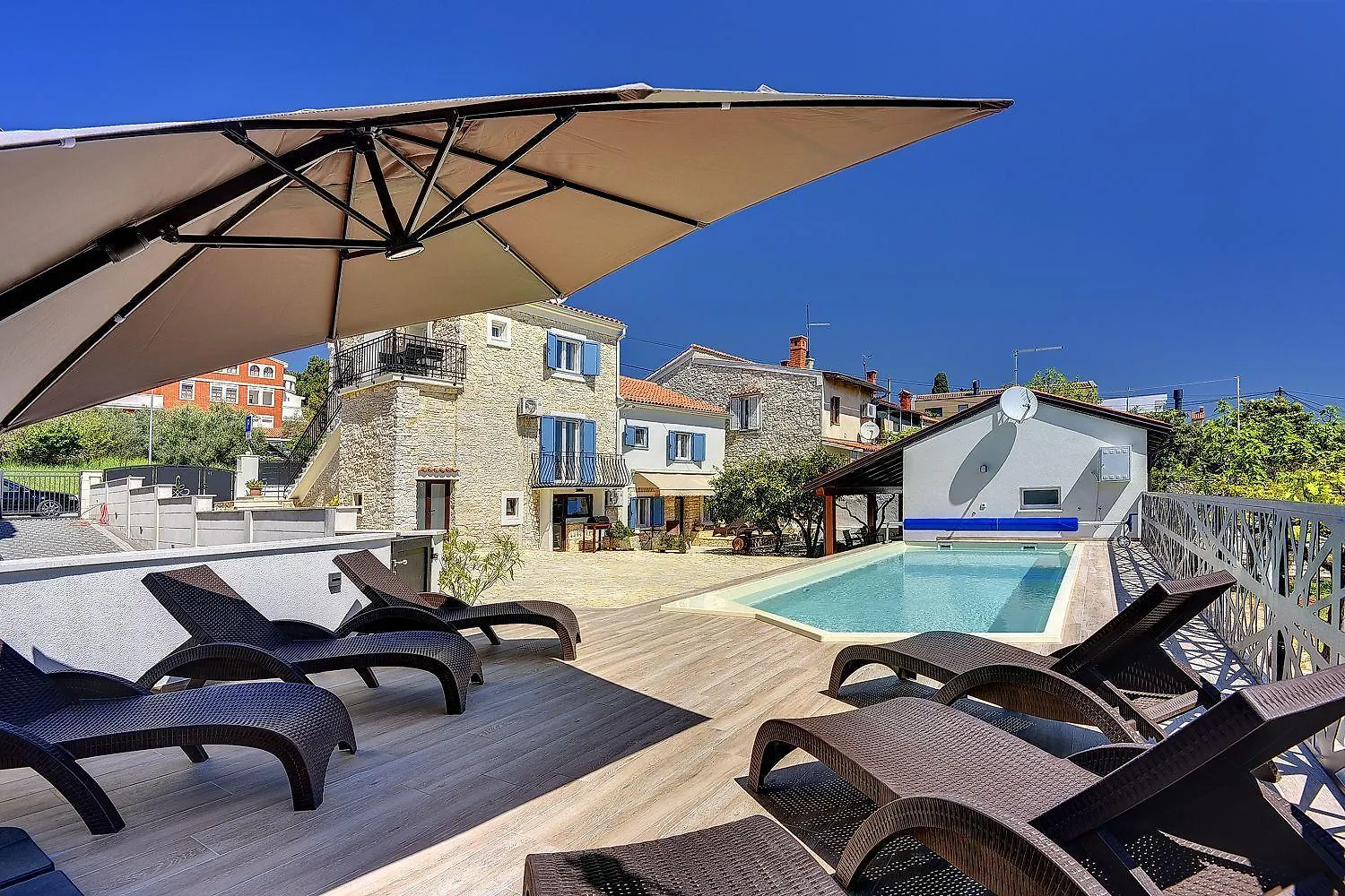 Apartment Nur 250 Meter Vom Strand Mit Salzwasserpool Pula Croatia